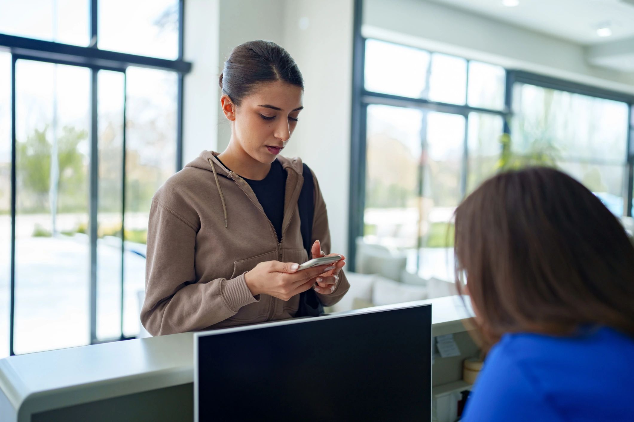 Customer receiving smartphone support and guidance
